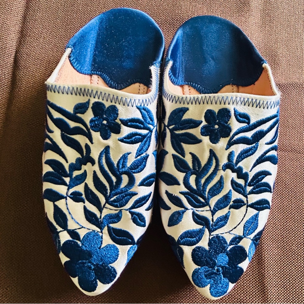 Moroccan balgha بلغة Blue and Cream Embroidered Slip-On Mules